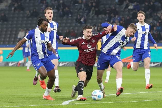 21.02.2025, xtgx, Fussball - 2.Bundesliga, Hertha BSC Berlin - 1.FC Nuernberg emspor, v.l. Deyovaisio Zeefuik (Hertha, 42), Stefanos Tzimas (Nuernberg, 9), Marton Dardai (Hertha, 31) Zweikampf, Duell, Kampf, tackle (DFL DFB REGULATIONS PROHIBIT ANY USE OF PHOTOGRAPHS as IMAGE SEQUENCES and or QUASI-VIDEO) Berlin