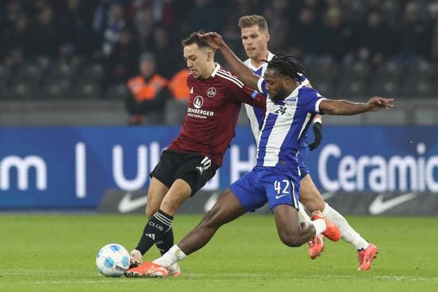 21.02.2025, xtgx, Fussball - 2.Bundesliga, Hertha BSC Berlin - 1.FC Nuernberg emspor, v.l. Julian Justvan (Nuernberg, 10), Deyovaisio Zeefuik (Hertha, 42) Zweikampf, Duell, Kampf, tackle (DFL DFB REGULATIONS PROHIBIT ANY USE OF PHOTOGRAPHS as IMAGE SEQUENCES and or QUASI-VIDEO) Berlin