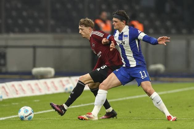 21.02.2025, xtgx, Fussball - 2.Bundesliga, Hertha BSC Berlin - 1.FC Nuernberg emspor, v.l. Tim Drexler (Nuernberg, 5), Fabian Reese (Hertha, 11) Zweikampf, Duell, Kampf, tackle (DFL DFB REGULATIONS PROHIBIT ANY USE OF PHOTOGRAPHS as IMAGE SEQUENCES and or QUASI-VIDEO) Berlin