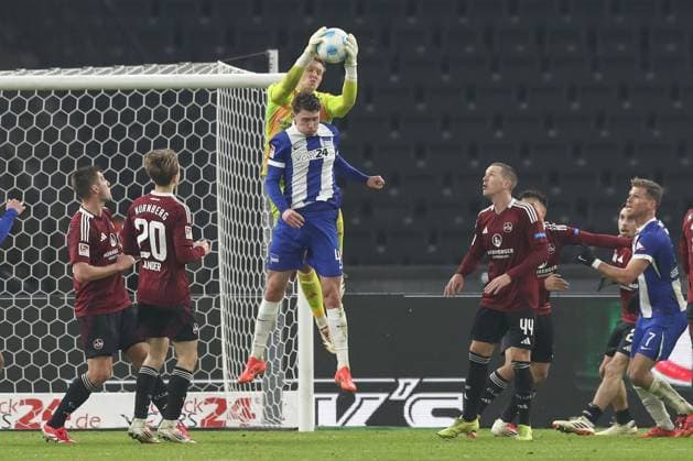 21.02.2025, xtgx, Fussball - 2.Bundesliga, Hertha BSC Berlin - 1.FC Nuernberg emspor, v.l. Jan Reichert (Nuernberg, 1) Parade, haelt den Ball, faengt den Ball, pariert (DFL DFB REGULATIONS PROHIBIT ANY USE OF PHOTOGRAPHS as IMAGE SEQUENCES and or QUASI-VIDEO) Berlin