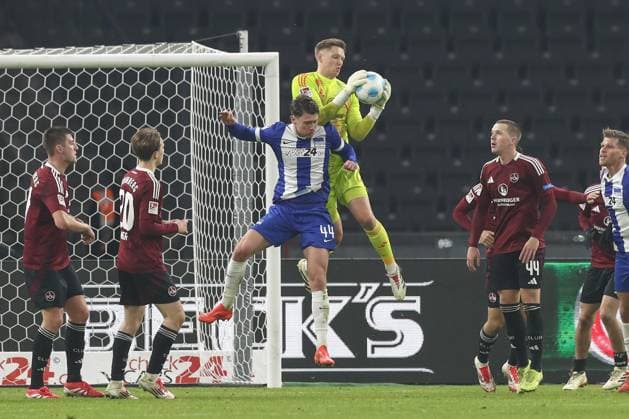 21.02.2025, xtgx, Fussball - 2.Bundesliga, Hertha BSC Berlin - 1.FC Nuernberg emspor, v.l. Jan Reichert (Nuernberg, 1) Parade, haelt den Ball, faengt den Ball, pariert (DFL DFB REGULATIONS PROHIBIT ANY USE OF PHOTOGRAPHS as IMAGE SEQUENCES and or QUASI-VIDEO) Berlin