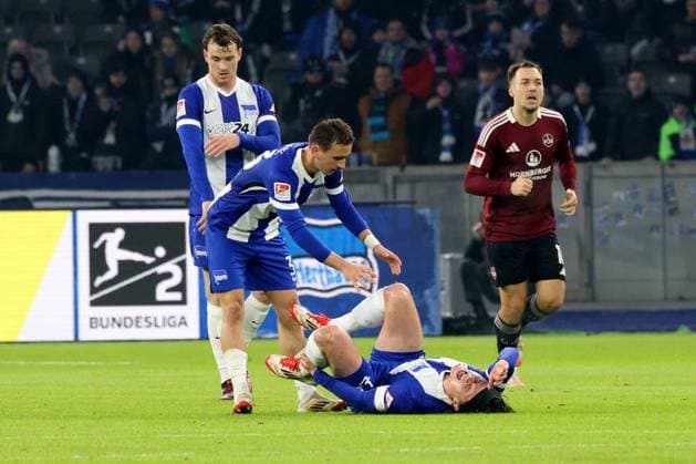 DEU, DFL, 2. FBL, Hertha BSC vs. 1.FC Nuernberg, 21.02.2025, Berliner Olympiastadion, Berlin, DEU, DFL, 2. FBL, Hertha BSC vs. 1.FC Nuernberg, im Bild Fabian Reese (Hertha BSC Berlin 11) verletzt, Michal Karbownik (Hertha BSC Berlin 33), Linus Gechter (Hertha BSC Berlin 44),m Justvan, Julian (1.FC Nuernberg 10) DFL - regulations prohibit any use of Photographs as image sequences and or quasi-video Foto: Juergen Engler nordphoto GmbH