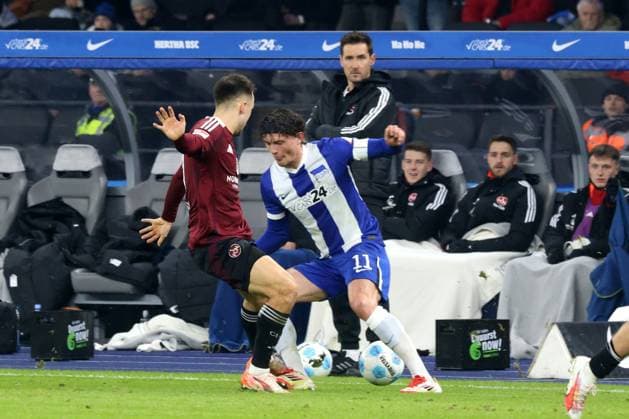 DEU, DFL, 2. FBL, Hertha BSC vs. 1.FC Nuernberg, 21.02.2025, Berliner Olympiastadion, Berlin, DEU, DFL, 2. FBL, Hertha BSC vs. 1.FC Nuernberg, im Bild Fabian Reese (Hertha BSC Berlin 11), Justvan, Julian (1.FC Nuernberg 10), Cheftrainer Miroslav Klose (1.FC Nuernberg) DFL - regulations prohibit any use of Photographs as image sequences and or quasi-video Foto: Juergen Engler nordphoto GmbH
