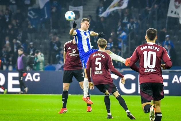 Fussball 2.Bundesliga, Hertha BSC Berlin - 1.FC Nürnberg 21.02.2025, xdanx, Fussball 2.Bundesliga, Hertha BSC Berlin - 1.FC Nürnberg v.l. Robin Knoche (1.FC Nuernberg 31)Florian Niederlechner (Hertha BSC 7),Zweikampf, Duell, Kampf, tackle (DFL DFB REGULATIONS PROHIBIT ANY USE OF PHOTOGRAPHS as IMAGE SEQUENCES and or QUASI-VIDEO) Daniel Lakomski Mix1 Berlin Olympiastadion Berlin Deutschland (DEU) Copyright: xDanielxLakomskix