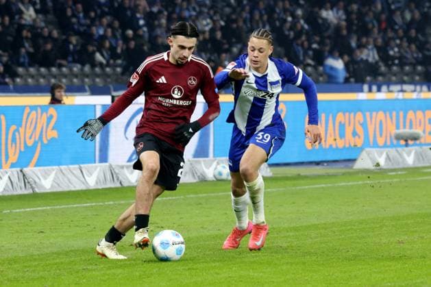 DEU, DFL, 2. FBL, Hertha BSC vs. 1.FC Nuernberg, 21.02.2025, Berliner Olympiastadion, Berlin, DEU, DFL, 2. FBL, Hertha BSC vs. 1.FC Nuernberg, im Bild Derry Scherhant (Hertha BSC Berlin 39), Yilmaz, Berkay (1.FC Nuernberg 21) DFL - regulations prohibit any use of Photographs as image sequences and or quasi-video Foto: Juergen Engler nordphoto GmbH