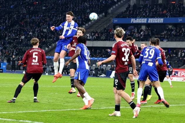 DEU, DFL, 2. FBL, Hertha BSC vs. 1.FC Nuernberg, 21.02.2025, Berliner Olympiastadion, Berlin, DEU, DFL, 2. FBL, Hertha BSC vs. 1.FC Nuernberg, im Bild Linus Gechter (Hertha BSC Berlin 44), Deyovaisio Zeefuik (Hertha BSC Berlin 42), Derry Scherhant (Hertha BSC Berlin 39), Drexler, Tim (1.FC Nuernberg 5), Jander, Caspar (1.FC Nuernberg 20), Janisch, Tim (1.FC Nuernberg 32) DFL - regulations prohibit any use of Photographs as image sequences and or quasi-video Foto: Juergen Engler nordphoto GmbH