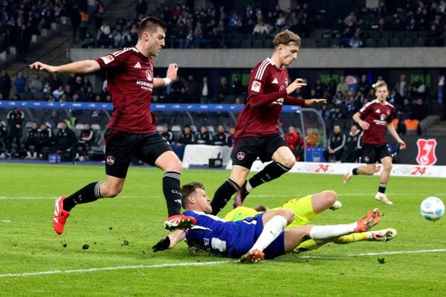 DEU, DFL, 2. FBL, Hertha BSC vs. 1.FC Nuernberg, 21.02.2025, Berliner Olympiastadion, Berlin, DEU, DFL, 2. FBL, Hertha BSC vs. 1.FC Nuernberg, im Bild Florian Niederlechner (Hertha BSC Berlin 7), Reichert, Jan (1.FC Nuernberg 1),. Knoche, Robin (1.FC Nuernberg 31), Drexler, Tim (1.FC Nuernberg 5) DFL - regulations prohibit any use of Photographs as image sequences and or quasi-video Foto: Juergen Engler nordphoto GmbH
