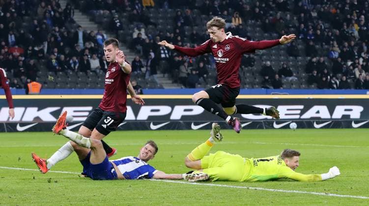 Robin Knoche, Florian Niederlechner, Tim Drexler, Torwart Jan Reichert Zweikampf Spielszene Aktion Fußball Fussball DFL 2.Bundesliga Herren 23. Spieltag Saison 2024 2025 21.02.2025 Hertha BSC Berlin vs. 1.FC Nürnberg FCN DFL regulations prohibit any use of photographs as image sequences and or quasi-video