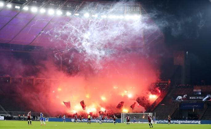 Pyrotechnik, Bengalos, Feuerwerk im Nürnberger Gästefanblock Fußball Fussball DFL 2.Bundesliga Herren 23. Spieltag Saison 2024 2025 21.02.2025 Hertha BSC Berlin vs. 1.FC Nürnberg FCN DFL regulations prohibit any use of photographs as image sequences and or quasi-video