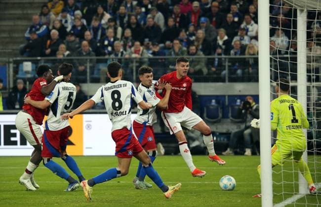 21.02.2025, xmohx, Fussball 2.Bundesliga, Hamburger SV - 1.FC Kaiserslautern v.l. William Mickelbrencis (Hamburger SV), Erik Wekesser (1. FC Kaiserslautern), Daniel Heuer Fernandes (Hamburger SV) (DFL DFB REGULATIONS PROHIBIT ANY USE OF PHOTOGRAPHS as IMAGE SEQUENCES and or QUASI-VIDEO) Hamburg