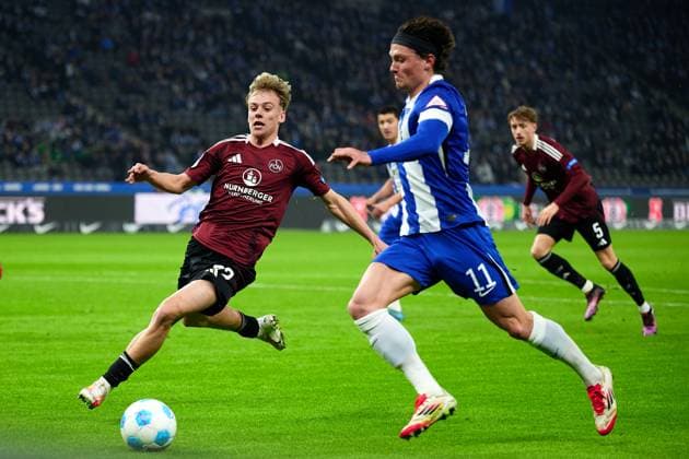 Tim Janisch (1.FC Nuernberg, 32), Fabian Reese (Hertha BSC, 11), GER, Hertha BSC vs. 1. FC Nuernberg, Fussball Herren, 2. Bundesliga, Saison 2024 2025, 23. Spieltag, 21.02.2025 (DFL REGULATIONS PROHIBIT ANY USE OF PHOTOGRAPHS AS IMAGE SEQUENCES AND OR QUASI - VIDEO). GER, Hertha BSC vs. 1. FC Nuernberg, Fussball Herren, 2. Bundesliga, Saison 2024 2025, 23. Spieltag, 21.02.2025 Berlin