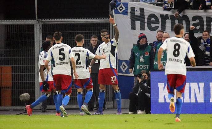 21.02.2025, xmohx, Fussball 2.Bundesliga, Hamburger SV - 1.FC Kaiserslautern v.l. Davie Selke (Hamburger SV) celebrate the goal, Der Torjubel zum 1:0 (DFL DFB REGULATIONS PROHIBIT ANY USE OF PHOTOGRAPHS as IMAGE SEQUENCES and or QUASI-VIDEO) Hamburg