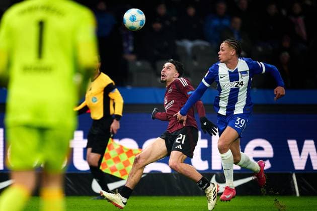 Berkay Yilmaz (1.FC Nuernberg, 21), Derry Scherhant (Hertha BSC, 39), GER, Hertha BSC vs. 1. FC Nuernberg, Fussball Herren, 2. Bundesliga, Saison 2024 2025, 23. Spieltag, 21.02.2025 (DFL REGULATIONS PROHIBIT ANY USE OF PHOTOGRAPHS AS IMAGE SEQUENCES AND OR QUASI - VIDEO). GER, Hertha BSC vs. 1. FC Nuernberg, Fussball Herren, 2. Bundesliga, Saison 2024 2025, 23. Spieltag, 21.02.2025 Berlin