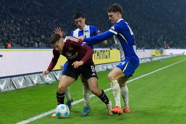 Fussball 2.Bundesliga, Hertha BSC Berlin - 1.FC Nürnberg 21.02.2025, xdanx, Fussball 2.Bundesliga, Hertha BSC Berlin - 1.FC Nürnberg v.l. Stefanos Tzimas (1.FC Nuernberg 9)Ibrahim Maza (Hertha BSC 10),Linus Gechter (Hertha BSC 44),Zweikampf, Duell, Kampf, tackle (DFL DFB REGULATIONS PROHIBIT ANY USE OF PHOTOGRAPHS as IMAGE SEQUENCES and or QUASI-VIDEO) Daniel Lakomski Mix1 Berlin Olympiastadion Berlin Deutschland (DEU)