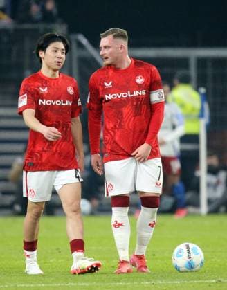 21.02.2025, xmohx, Fussball 2.Bundesliga, Hamburger SV - 1.FC Kaiserslautern v.l. Daisuke Yokota (1. FC Kaiserslautern), Marlon Ritter (1. FC Kaiserslautern) enttaeuscht, enttaeuscht schauend, dissapointed (DFL DFB REGULATIONS PROHIBIT ANY USE OF PHOTOGRAPHS as IMAGE SEQUENCES and or QUASI-VIDEO) Hamburg