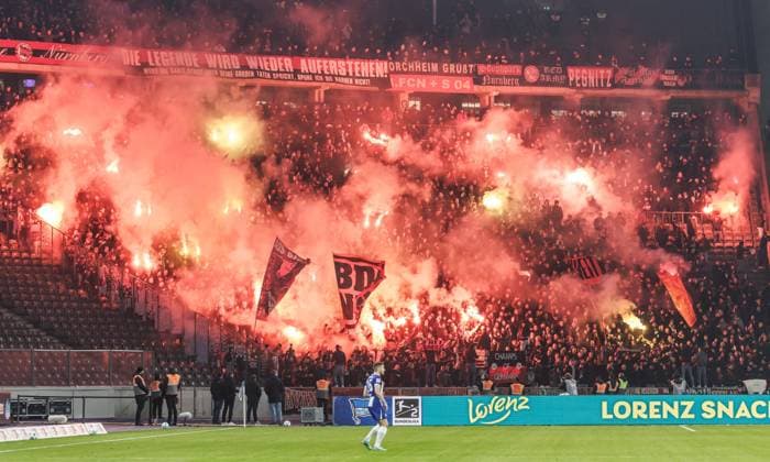Berlin, 21.02.2025, Fussball, 2.Bundesliga, 23. Spieltag, Hertha BSC - 1. FC Nuernberg, Olympiastadion. Fans von 1. FC Nuernberg zuenden Bengalisches Feuer im Gaesteblock des Stadions. DFL regulations and DFB regulations prohibit any use of photographs as image sequences and or quasi-video, Foto: Andreas Gora Hertha BSC - 1. FC Nuernberg
