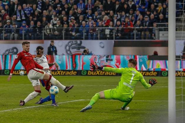 1:0 Davie Selke ( HSV ) 33 Jan Elvedi Julian Krahl ( Kaiserslautern ) Deutschland , Hamburg , Volksparkstadion , Fussball , 2 . Bundesliga , Hamburger SV - 1 FC Kaiserslautern