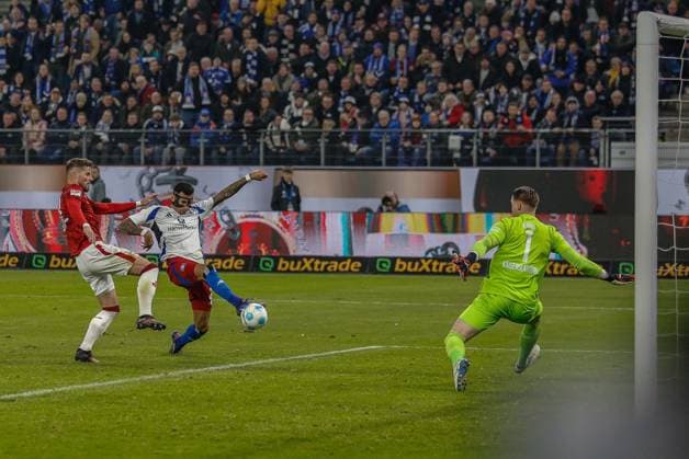 1:0 Davie Selke ( HSV ) 33 Jan Elvedi Julian Krahl ( Kaiserslautern ) Deutschland , Hamburg , Volksparkstadion , Fussball , 2 . Bundesliga , Hamburger SV - 1 FC Kaiserslautern