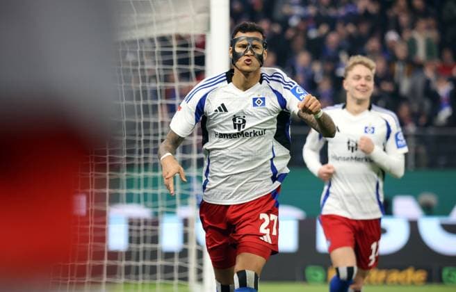21.02.2025, xmohx, Fussball 2.Bundesliga, Hamburger SV - 1.FC Kaiserslautern v.l. Davie Selke (Hamburger SV) celebrate the goal, Der Torjubel zum 2:0 abseitstor (DFL DFB REGULATIONS PROHIBIT ANY USE OF PHOTOGRAPHS as IMAGE SEQUENCES and or QUASI-VIDEO) Hamburg