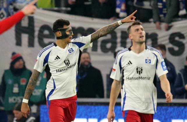 21.02.2025, xmohx, Fussball 2.Bundesliga, Hamburger SV - 1.FC Kaiserslautern v.l. Davie Selke (Hamburger SV) celebrate the goal, Der Torjubel zum 1:0 (DFL DFB REGULATIONS PROHIBIT ANY USE OF PHOTOGRAPHS as IMAGE SEQUENCES and or QUASI-VIDEO) Hamburg