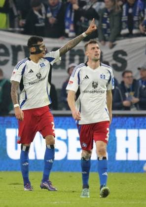 21.02.2025, xmohx, Fussball 2.Bundesliga, Hamburger SV - 1.FC Kaiserslautern v.l. Davie Selke (Hamburger SV) celebrate the goal, Der Torjubel zum 1:0 (DFL DFB REGULATIONS PROHIBIT ANY USE OF PHOTOGRAPHS as IMAGE SEQUENCES and or QUASI-VIDEO) Hamburg