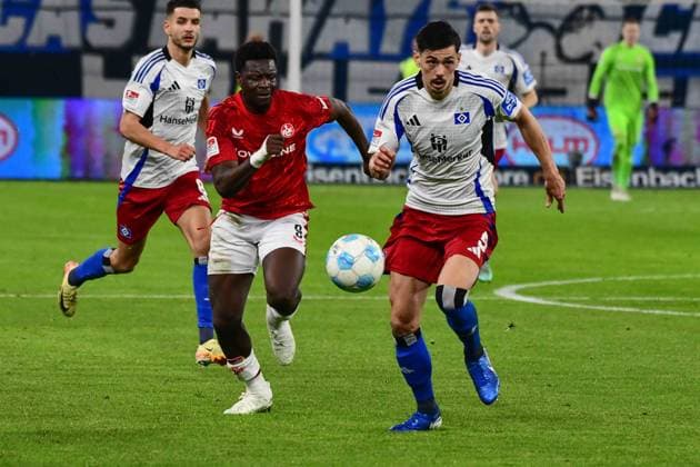 Dennis Hadzikadunic ( HSV ) Ragnar Ache ( Kaiserslautern ) Deutschland , Hamburg , Volksparkstadion , Fussball , 2 . Bundesliga , Hamburger SV - 1 FC Kaiserslautern