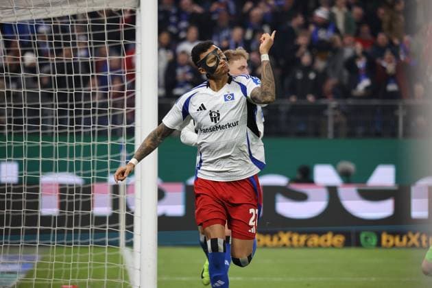 21.02.2025, xmohx, Fussball 2.Bundesliga, Hamburger SV - 1.FC Kaiserslautern v.l. Davie Selke (Hamburger SV) celebrate the goal, Der Torjubel zum abseitstor (DFL DFB REGULATIONS PROHIBIT ANY USE OF PHOTOGRAPHS as IMAGE SEQUENCES and or QUASI-VIDEO) Hamburg