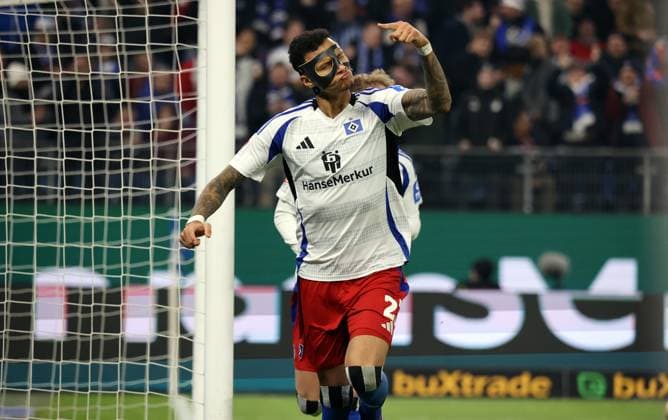 21.02.2025, xmohx, Fussball 2.Bundesliga, Hamburger SV - 1.FC Kaiserslautern v.l. Davie Selke (Hamburger SV) celebrate the goal, Der Torjubel zum abseitstor (DFL DFB REGULATIONS PROHIBIT ANY USE OF PHOTOGRAPHS as IMAGE SEQUENCES and or QUASI-VIDEO) Hamburg