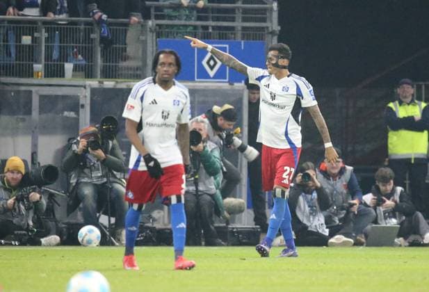 21.02.2025, xmohx, Fussball 2.Bundesliga, Hamburger SV - 1.FC Kaiserslautern v.l. Davie Selke (Hamburger SV) celebrate the goal, Der Torjubel zum abseitstor (DFL DFB REGULATIONS PROHIBIT ANY USE OF PHOTOGRAPHS as IMAGE SEQUENCES and or QUASI-VIDEO) Hamburg