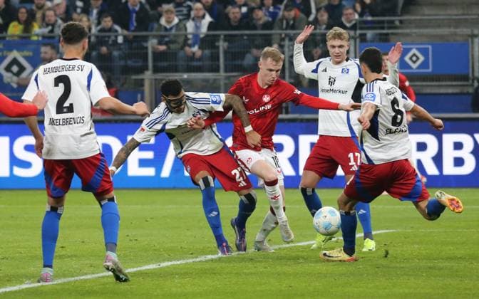 21.02.2025, xmohx, Fussball 2.Bundesliga, Hamburger SV - 1.FC Kaiserslautern v.l. William Mickelbrencis (Hamburger SV), Davie Selke (Hamburger SV), fkl18, Adam Karabec (Hamburger SV), Daniel Elfadli (Hamburger SV) (DFL DFB REGULATIONS PROHIBIT ANY USE OF PHOTOGRAPHS as IMAGE SEQUENCES and or QUASI-VIDEO) Hamburg