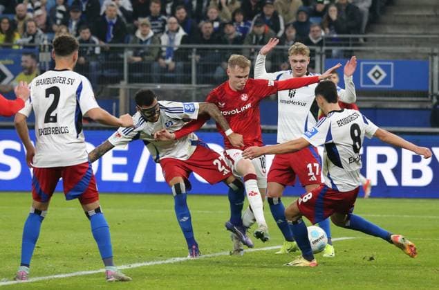 21.02.2025, xmohx, Fussball 2.Bundesliga, Hamburger SV - 1.FC Kaiserslautern v.l. William Mickelbrencis (Hamburger SV), Davie Selke (Hamburger SV), fkl18, Adam Karabec (Hamburger SV), Daniel Elfadli (Hamburger SV) (DFL DFB REGULATIONS PROHIBIT ANY USE OF PHOTOGRAPHS as IMAGE SEQUENCES and or QUASI-VIDEO) Hamburg