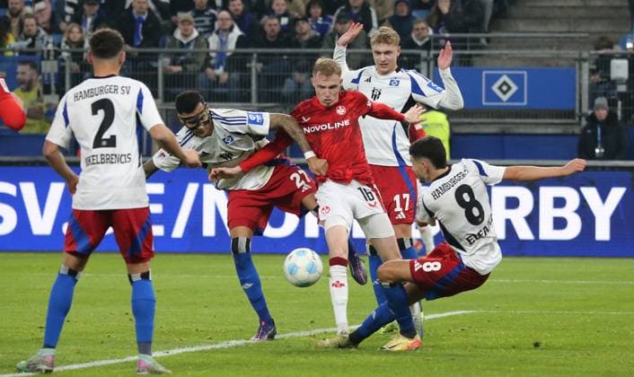 21.02.2025, xmohx, Fussball 2.Bundesliga, Hamburger SV - 1.FC Kaiserslautern v.l. William Mickelbrencis (Hamburger SV), Davie Selke (Hamburger SV), fkl18, Adam Karabec (Hamburger SV), Daniel Elfadli (Hamburger SV) (DFL DFB REGULATIONS PROHIBIT ANY USE OF PHOTOGRAPHS as IMAGE SEQUENCES and or QUASI-VIDEO) Hamburg