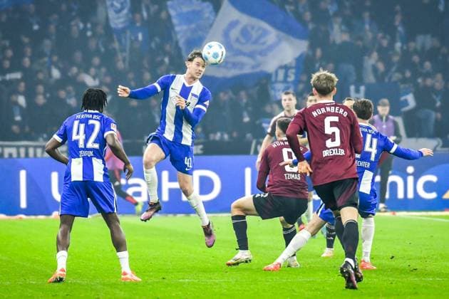 Fussball 2.Bundesliga, Hertha BSC Berlin - 1.FC Nürnberg 21.02.2025, xdanx, Fussball 2.Bundesliga, Hertha BSC Berlin - 1.FC Nürnberg v.l. Deyovaisio Zeefuik (Hertha BSC 42),Linus Gechter (Hertha BSC 44),Stefanos Tzimas (1.FC Nuernberg 9),Zweikampf, Duell, Kampf, tackle (DFL DFB REGULATIONS PROHIBIT ANY USE OF PHOTOGRAPHS as IMAGE SEQUENCES and or QUASI-VIDEO) Daniel Lakomski Mix1 Berlin Olympiastadion Berlin Deutschland (DEU)