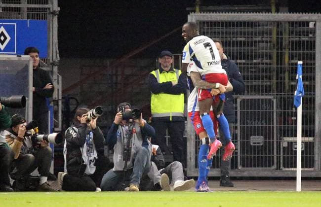 21.02.2025, xmohx, Fussball 2.Bundesliga, Hamburger SV - 1.FC Kaiserslautern v.l. Davie Selke (Hamburger SV), Jean-Luc Dompe (Hamburger SV) abseitstor (DFL DFB REGULATIONS PROHIBIT ANY USE OF PHOTOGRAPHS as IMAGE SEQUENCES and or QUASI-VIDEO) Hamburg