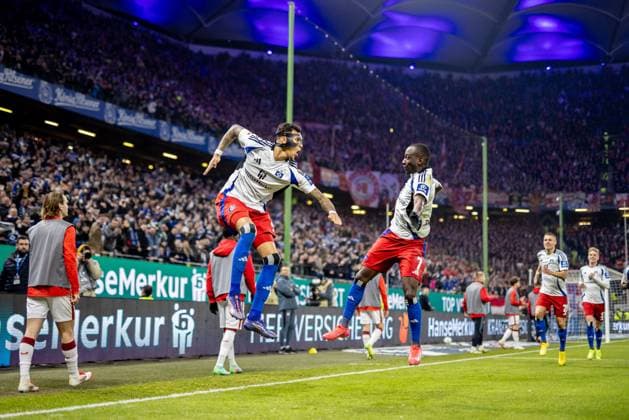 Hamburg, 21. Februar 2025 - Fußball, 2. Bundesliga 2024 25, Hamburger SV - 1. FC Kaiserslautern: Davie Selke (Hamburger SV, 27) und Jean-Luc Dompe (Hamburger SV, 7) bejubeln Treffer zum 2:0 (nicht gegeben) DFL REGULATIONS PROHIBIT ANY USE OF PHOTOGRAPHS AS IMAGE SEQUENCES AND OR QUASI-VIDEO.