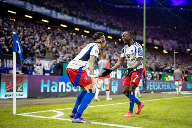 Hamburg, 21. Februar 2025 - Fußball, 2. Bundesliga 2024 25, Hamburger SV - 1. FC Kaiserslautern: Davie Selke (Hamburger SV, 27) und Jean-Luc Dompe (Hamburger SV, 7) bejubeln Treffer zum 2:0 (nicht gegeben) DFL REGULATIONS PROHIBIT ANY USE OF PHOTOGRAPHS AS IMAGE SEQUENCES AND OR QUASI-VIDEO.