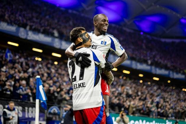 Hamburg, 21. Februar 2025 - Fußball, 2. Bundesliga 2024 25, Hamburger SV - 1. FC Kaiserslautern: Davie Selke (Hamburger SV, 27) und Jean-Luc Dompe (Hamburger SV, 7) bejubeln Treffer zum 2:0 (nicht gegeben) DFL REGULATIONS PROHIBIT ANY USE OF PHOTOGRAPHS AS IMAGE SEQUENCES AND OR QUASI-VIDEO.