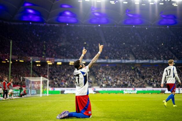 Hamburg, 21. Februar 2025 - Fußball, 2. Bundesliga 2024 25, Hamburger SV - 1. FC Kaiserslautern: Davie Selke (Hamburger SV, 27) bejubelt Treffer zum 2:0 (nicht gegeben) DFL REGULATIONS PROHIBIT ANY USE OF PHOTOGRAPHS AS IMAGE SEQUENCES AND OR QUASI-VIDEO.