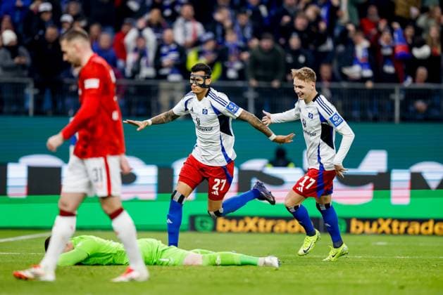 Hamburg, 21. Februar 2025 - Fußball, 2. Bundesliga 2024 25, Hamburger SV - 1. FC Kaiserslautern: Davie Selke (Hamburger SV, 27) und Adam Karabec (Hamburger SV, 17) bejubeln Treffer zum 2:0 (nicht gegeben) DFL REGULATIONS PROHIBIT ANY USE OF PHOTOGRAPHS AS IMAGE SEQUENCES AND OR QUASI-VIDEO.