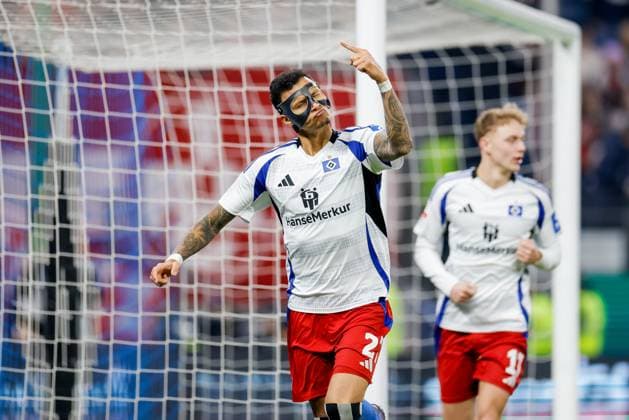 Hamburg, 21. Februar 2025 - Fußball, 2. Bundesliga 2024 25, Hamburger SV - 1. FC Kaiserslautern: Davie Selke (Hamburger SV, 27) bejubelt Treffer zum 2:0 (nicht gegeben) DFL REGULATIONS PROHIBIT ANY USE OF PHOTOGRAPHS AS IMAGE SEQUENCES AND OR QUASI-VIDEO.