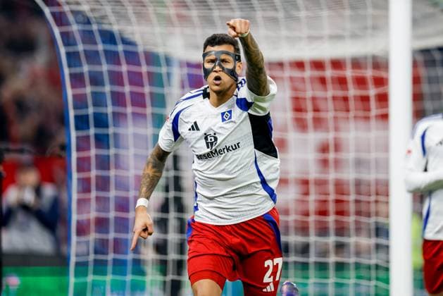 Hamburg, 21. Februar 2025 - Fußball, 2. Bundesliga 2024 25, Hamburger SV - 1. FC Kaiserslautern: Davie Selke (Hamburger SV, 27) bejubelt Treffer zum 2:0 (nicht gegeben) DFL REGULATIONS PROHIBIT ANY USE OF PHOTOGRAPHS AS IMAGE SEQUENCES AND OR QUASI-VIDEO.