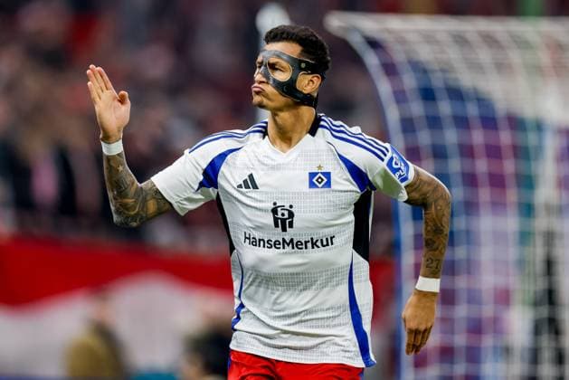 Hamburg, 21. Februar 2025 - Fußball, 2. Bundesliga 2024 25, Hamburger SV - 1. FC Kaiserslautern: Davie Selke (Hamburger SV, 27) bejubelt Treffer zum 2:0 (nicht gegeben) DFL REGULATIONS PROHIBIT ANY USE OF PHOTOGRAPHS AS IMAGE SEQUENCES AND OR QUASI-VIDEO.