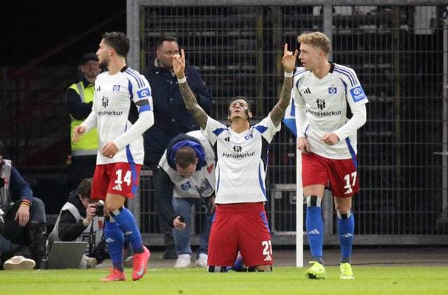 Sport Bilder des Tages 21.02.2025, xmohx, Fussball 2.Bundesliga, Hamburger SV - 1.FC Kaiserslautern v.l. Davie Selke (Hamburger SV) abseitstor (DFL DFB REGULATIONS PROHIBIT ANY USE OF PHOTOGRAPHS as IMAGE SEQUENCES and or QUASI-VIDEO) Hamburg
