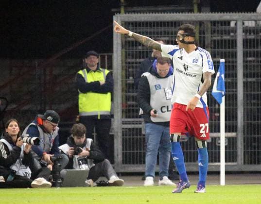 21.02.2025, xmohx, Fussball 2.Bundesliga, Hamburger SV - 1.FC Kaiserslautern v.l. Davie Selke (Hamburger SV) abseitstor (DFL DFB REGULATIONS PROHIBIT ANY USE OF PHOTOGRAPHS as IMAGE SEQUENCES and or QUASI-VIDEO) Hamburg