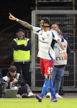 21.02.2025, xmohx, Fussball 2.Bundesliga, Hamburger SV - 1.FC Kaiserslautern v.l. Davie Selke (Hamburger SV) abseitstor (DFL DFB REGULATIONS PROHIBIT ANY USE OF PHOTOGRAPHS as IMAGE SEQUENCES and or QUASI-VIDEO) Hamburg
