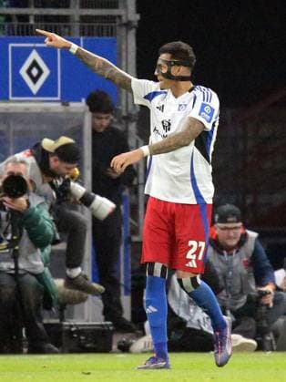 21.02.2025, xmohx, Fussball 2.Bundesliga, Hamburger SV - 1.FC Kaiserslautern v.l. Davie Selke (Hamburger SV) abseitstor (DFL DFB REGULATIONS PROHIBIT ANY USE OF PHOTOGRAPHS as IMAGE SEQUENCES and or QUASI-VIDEO) Hamburg