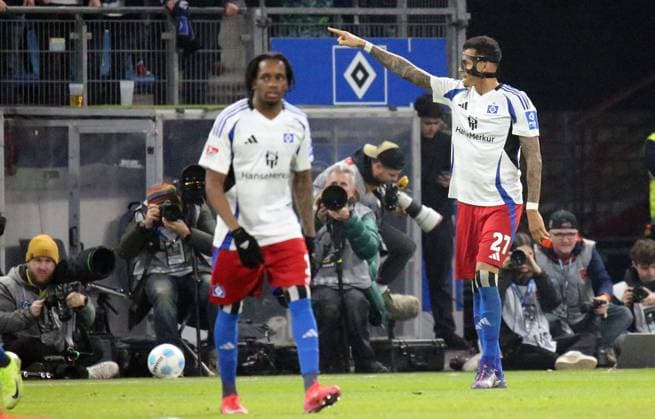 21.02.2025, xmohx, Fussball 2.Bundesliga, Hamburger SV - 1.FC Kaiserslautern v.l. Davie Selke (Hamburger SV) abseitstor (DFL DFB REGULATIONS PROHIBIT ANY USE OF PHOTOGRAPHS as IMAGE SEQUENCES and or QUASI-VIDEO) Hamburg