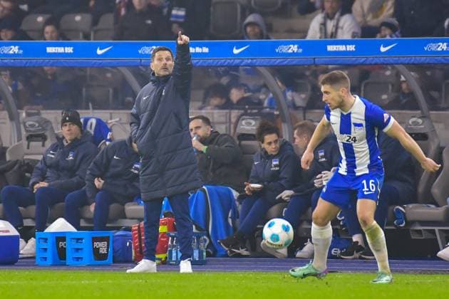 Fussball 2.Bundesliga, Hertha BSC Berlin - 1.FC Nürnberg 21.02.2025, xdanx, Fussball 2.Bundesliga, Hertha BSC Berlin - 1.FC Nürnberg v.l. Stefan Leitl (Hertha BSC Trainer),gibt Anweisungen, gestikuliert mit den Armen, gesticulate, gives instructions (DFL DFB REGULATIONS PROHIBIT ANY USE OF PHOTOGRAPHS as IMAGE SEQUENCES and or QUASI-VIDEO) Daniel Lakomski Mix1 Berlin Olympiastadion Berlin Deutschland (DEU) Copyright: xDanielxLakomskix