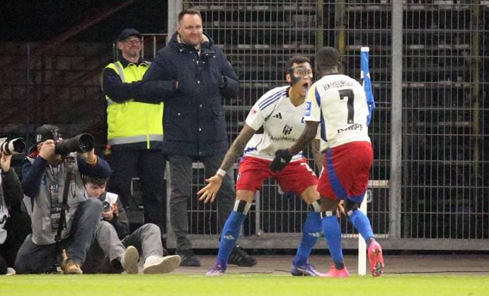 21.02.2025, xmohx, Fussball 2.Bundesliga, Hamburger SV - 1.FC Kaiserslautern v.l. Davie Selke (Hamburger SV), Jean-Luc Dompe (Hamburger SV) abseitstor (DFL DFB REGULATIONS PROHIBIT ANY USE OF PHOTOGRAPHS as IMAGE SEQUENCES and or QUASI-VIDEO) Hamburg