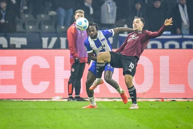 Fussball 2.Bundesliga, Hertha BSC Berlin - 1.FC Nürnberg 21.02.2025, xdanx, Fussball 2.Bundesliga, Hertha BSC Berlin - 1.FC Nürnberg v.l. Deyovaisio Zeefuik (Hertha BSC 42),Julian Justvan (1.FC Nuernberg 10)Zweikampf, Duell, Kampf, tackleä (DFL DFB REGULATIONS PROHIBIT ANY USE OF PHOTOGRAPHS as IMAGE SEQUENCES and or QUASI-VIDEO) Daniel Lakomski Mix1 Berlin Olympiastadion Berlin Deutschland (DEU)